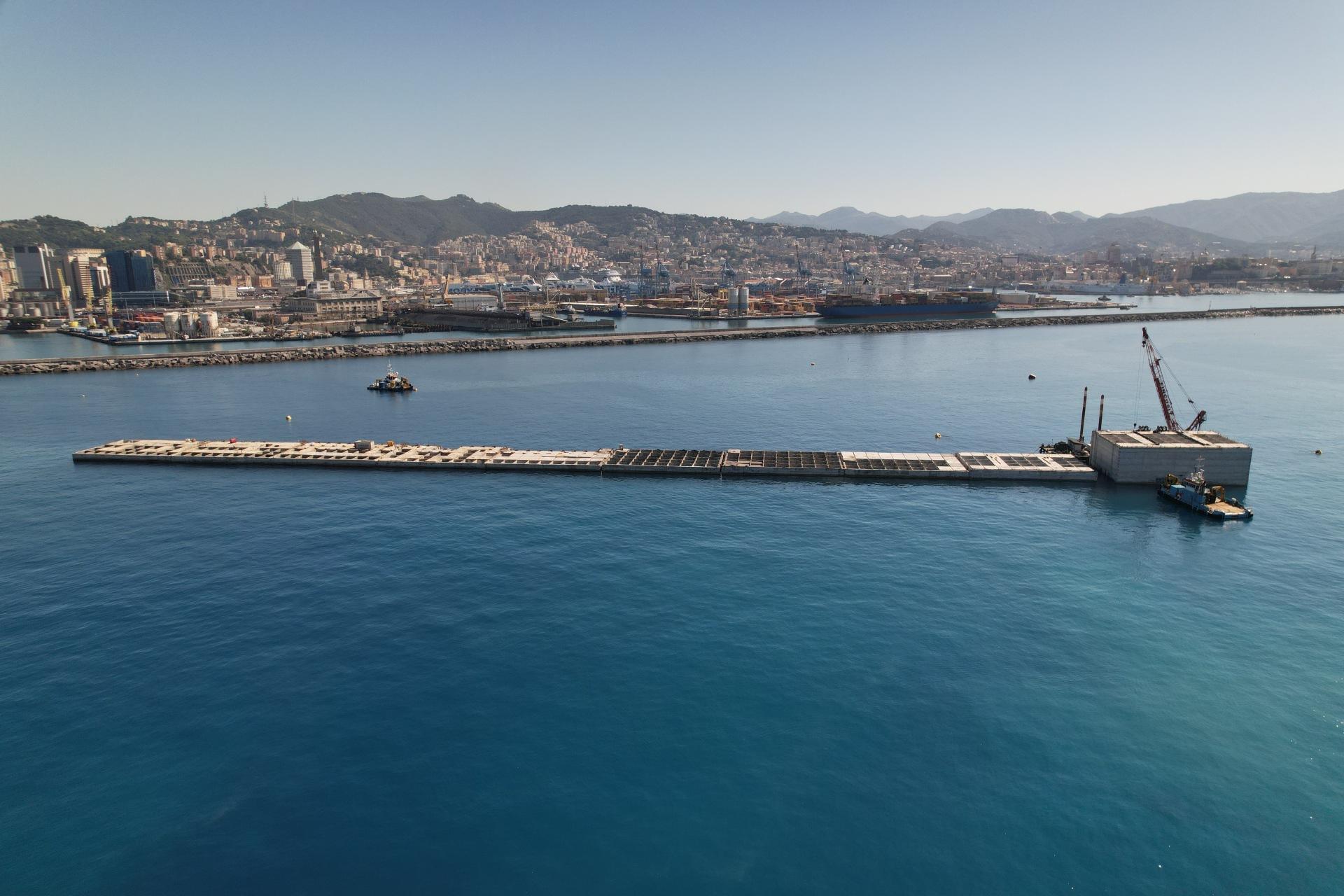 Nuova Diga Foranea di Genova, affondamento decimo cassone, Italia | Webuild